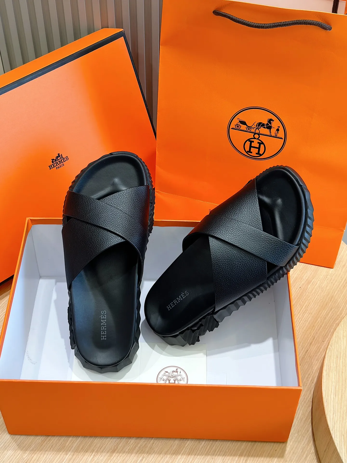 Factory price: 360💰Hermès [HERMÈS] Top Herme*H Home Hermès Men's Sandals and Slippers-Original Reproduction. Purchase the original version and make it one to one. The outsole is privately molded. The color of the outsole corresponding to each color is the same as the original version. Come to those who know the stuff 💪 The ultra-light soles are designed in contrasting colors, and they feel so comfortable on your feet! Calfskin, cowhide feet, private model outsole. Size: 39-44 (customized at 38.45)